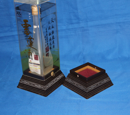 plexiglass wine case with wood base